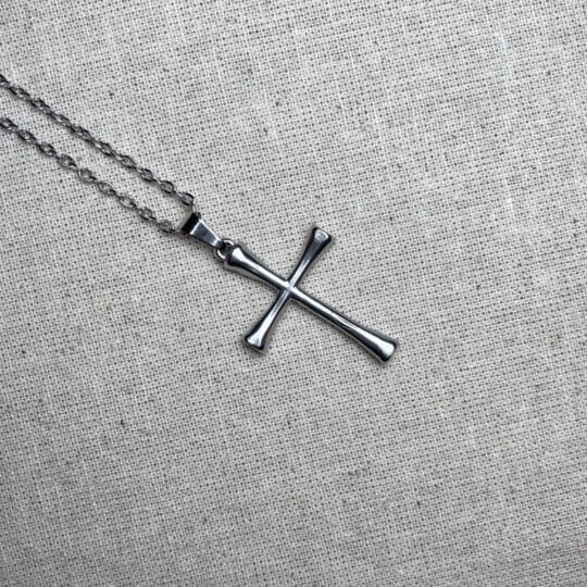 Essential Cable Chain with Flared Cross